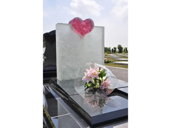 仏事ガイド主催 第22回墓石大賞「特別賞」受賞　宝石のように輝く高級アートガラスのお墓 光り墓（ひかりぼ）