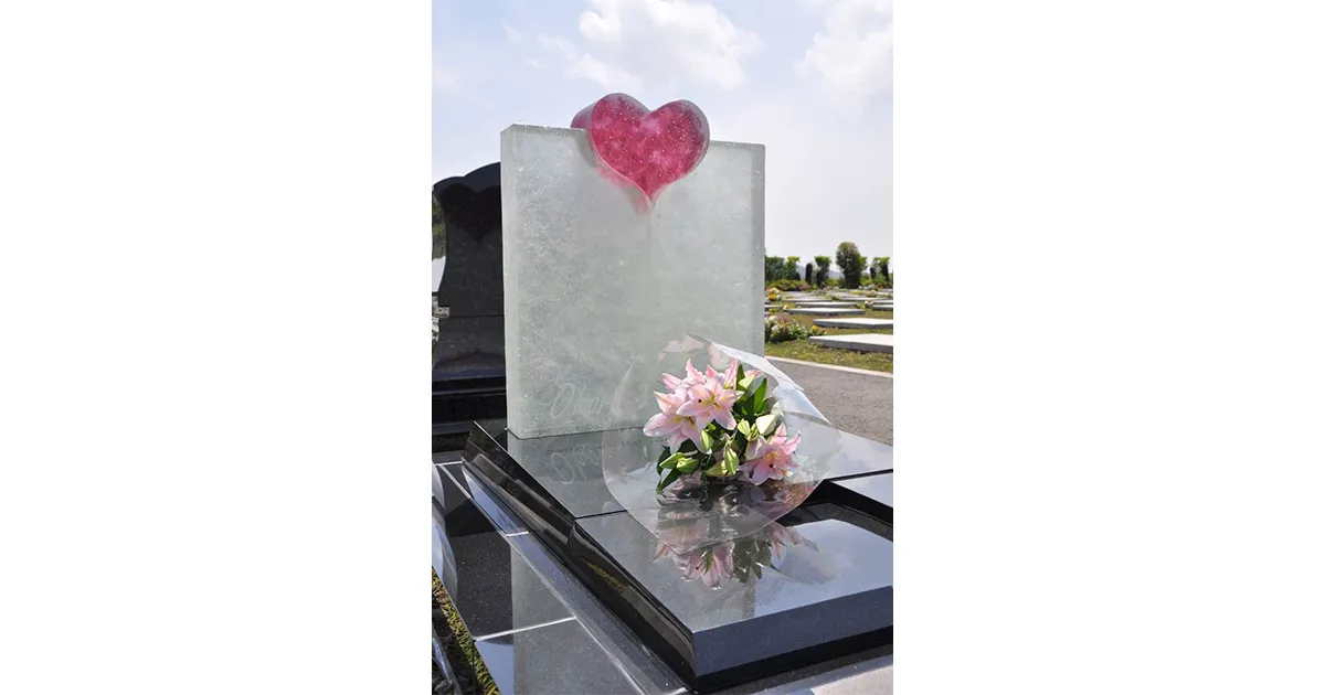 仏事ガイド主催 第22回墓石大賞「特別賞」受賞　宝石のように輝く高級アートガラスのお墓 光り墓（ひかりぼ）